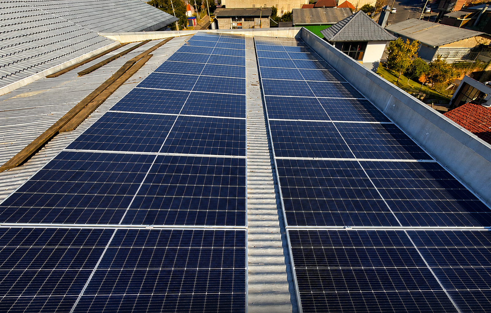 Painéis solares instalados pela LJR no telhado da ATP Suplementos